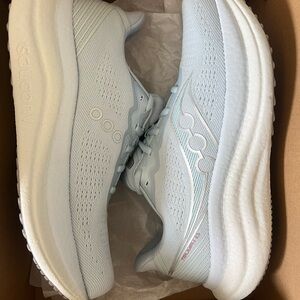 Women’s Saucony Triumph 23 (size 9)